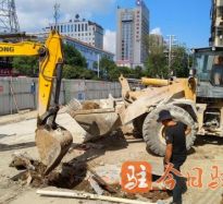 鸡扒操阴逼观看高温下的坚守｜道路建设者用汗水铺就畅通路